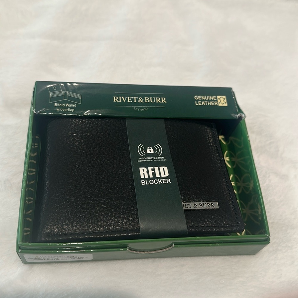 Rivet & Burr Black Genuine Leather Bi-Fold w/overlap RFID Blocket Wallet.